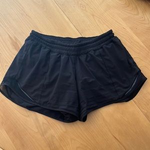 Black Lululemon size 6 hotty hot shorts 2.5”